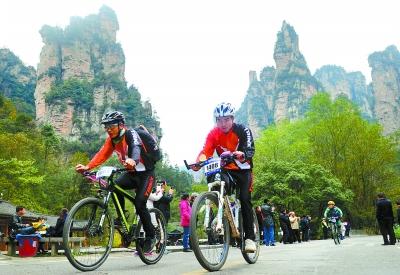 为张家界文旅消费市场注入全新活力，2026张家界第四届青岛啤酒嘉年华暨湘超“第二现场”活动开幕